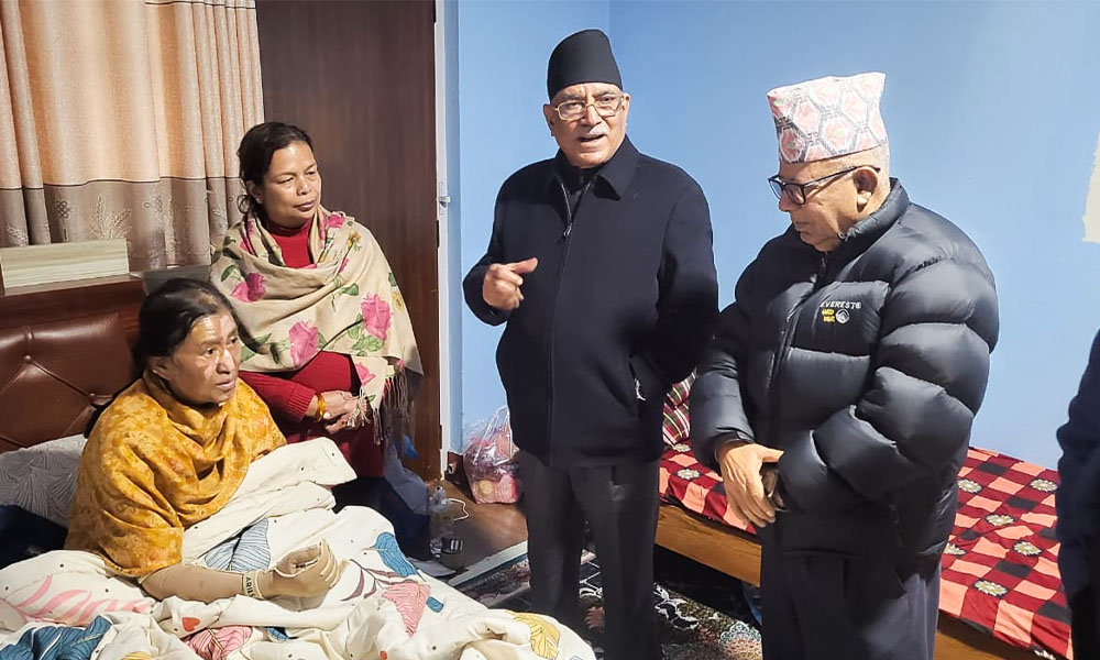 झलनाथ खनालकी पत्नीको स्वास्थ्य बुझ्न प्रचण्ड र माधवकुमार डल्लु पुगे